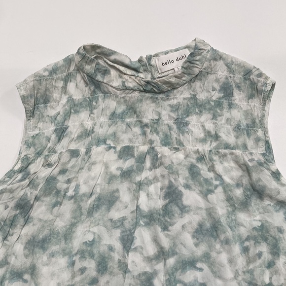 Bella Dahl Smocked Neck Printed Green/White Sleeveless Blouse - Picture 2 of 5
